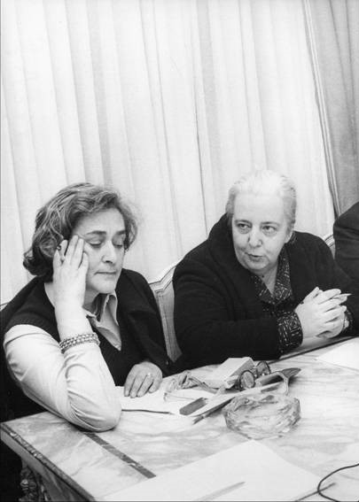 Elena Bonner (a sinistra) e <a href=https://www.enciclopediadelledonne.it/edd.nsf/biografie/irina-alberti>Irina Alberti</a> (a destra) a Roma, alla sede del Tempo, nell'ottobre del 1975, in occasione della conferenza stampa che Bonner diede in seguito al Premio Nobel per Sakharov. <br>
Per gentile concessione dell'Archivio privato di Tatiana Yankelevich Bonner. 